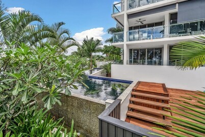 Penthouse Dunk Island Views Prime Village Location
