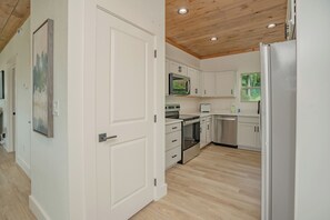 Kjøleskap, mikrobølgeovn, ovn og kokeplater