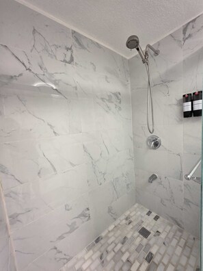 Haartrockner, Handtücher, Seife, Shampoo