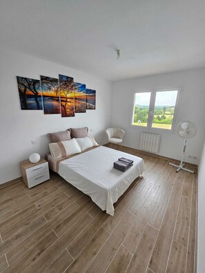 3 habitaciones, tabla de planchar con plancha, wifi y ropa de cama