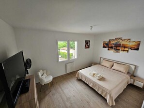 3 habitaciones, tabla de planchar con plancha, wifi y ropa de cama