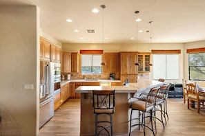 Fridge, oven, dishwasher, coffee/tea maker