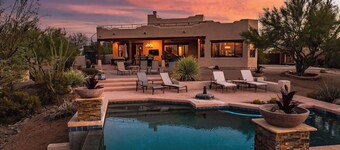 Luxury Getaway - Infinity Pool, Mountain Views, Rooftop Deck