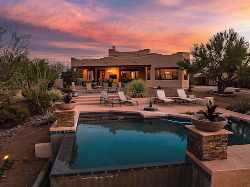 Luxury Getaway - Infinity Pool, Mountain Views, Rooftop Deck