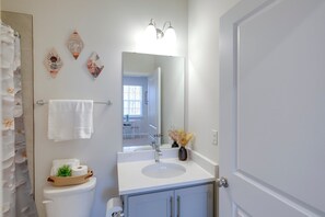 Sèche-cheveux, serviettes fournies, savon, papier toilette