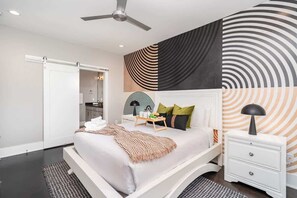 3 bedrooms, iron/ironing board, travel crib, free WiFi - Funk & Soul - Rooftop Patio - Walk to 12 South (Nashville)