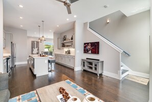 冷蔵庫、電子レンジ、オーブン、コンロ