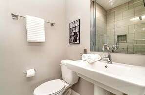 Dusche, Haartrockner, Handtücher, Shampoo