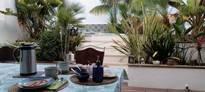 屋外ダイニングエリア