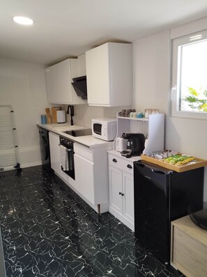 Réfrigérateur, micro-ondes, four, plaque de cuisson