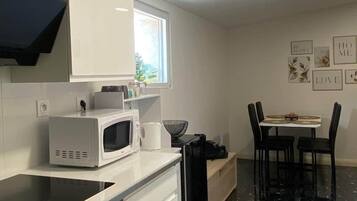 Een koelkast, een microgolfoven, een oven, een kookplaat