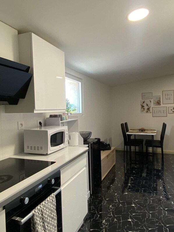 Réfrigérateur, micro-ondes, four, plaque de cuisson