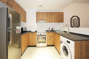 Apartamento, vista para a piscina | Cozinha privada | Geladeira grande, micro-ondas, fogão, cooktop
