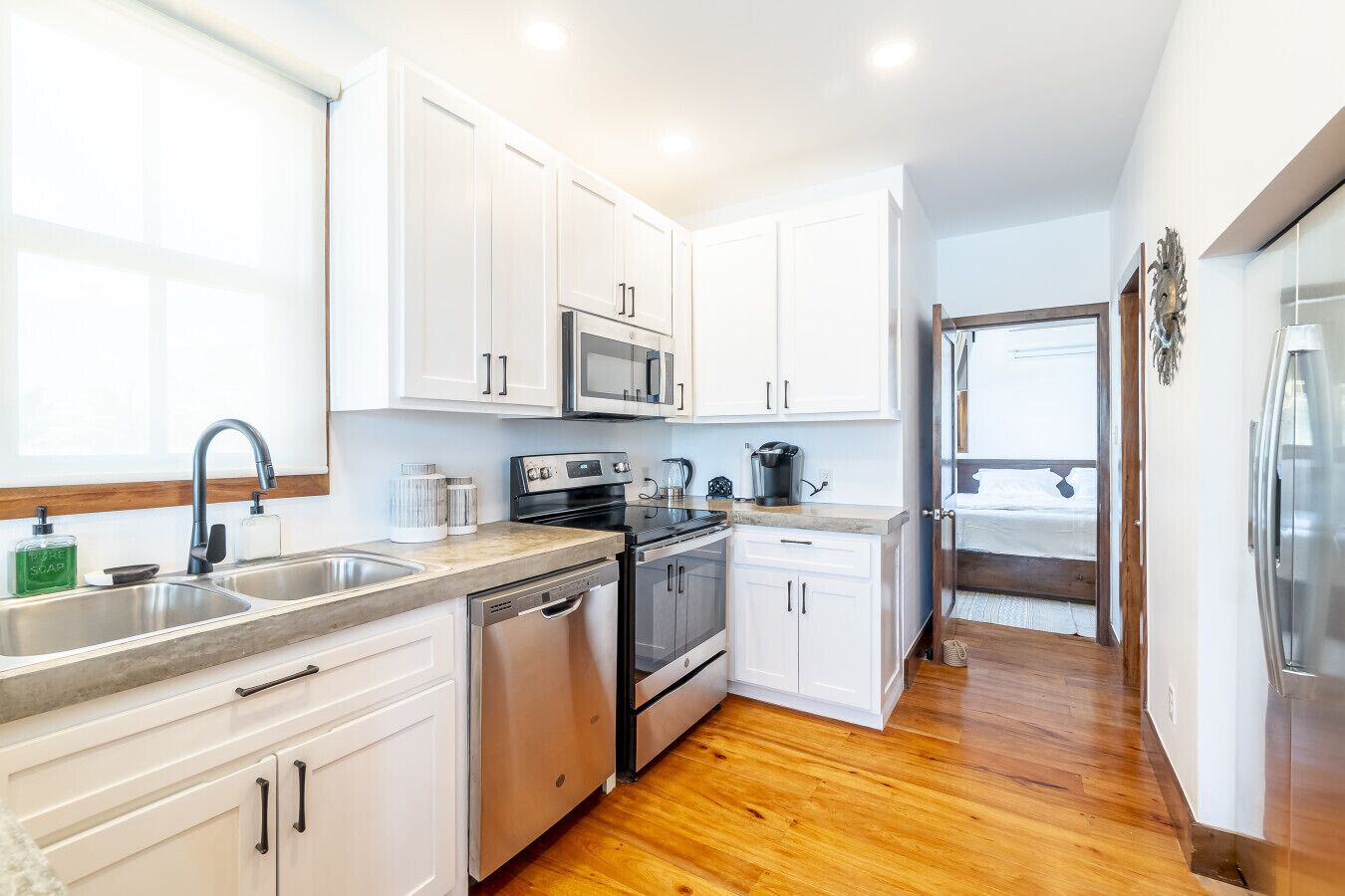 Kühlschrank, Mikrowelle, Ofen, Herdplatte