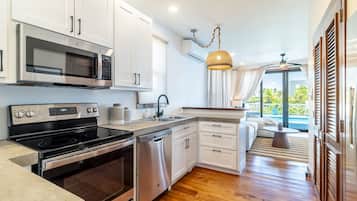 Refrigerador, microondas, horno, placa de cocina