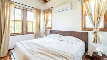 4 bedrooms, iron/ironing board, free WiFi, bed sheets