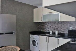 ثلاجة، ميكروويف، فرن، موقد طهي مسطح