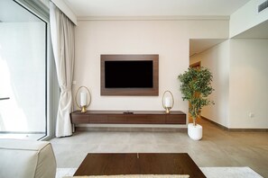 Exclusive Apartment, Balcony, Bay View | Living room