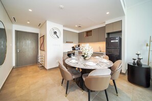 Exclusive Apartment, Balcony, Bay View | In-room dining