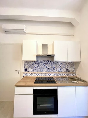 Fridge, oven, stovetop, coffee/tea maker