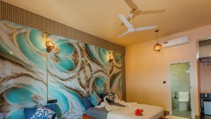 A hotel room with a marble wall, two beds, a ceiling fan, and an air conditioning unit. - Ari Stay Thoddoo  (Thoddoo)