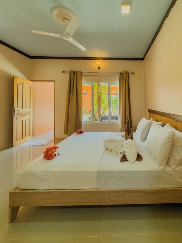 Classic Room | In-room safe, desk, laptop workspace, blackout curtains