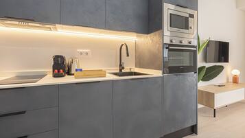 Estudio, ducha adaptada, planta baja | Cocina privada | Frigorífico pequeño, microondas, horno y placa de cocina