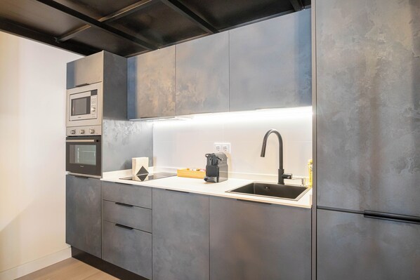 Standard Studio, Ground Floor | Private kitchen | Mini-fridge, microwave, oven, stovetop