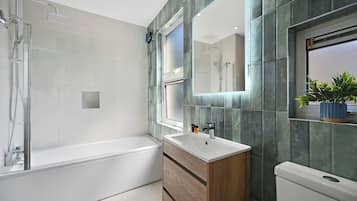 SĂšche-cheveux, serviettes fournies, savon, papier toilette