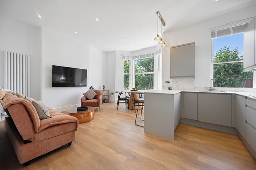 Newly Refurbed 2 Bed Apartment 15 Minutes From West End