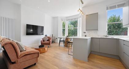 Newly Refurbed 2 Bed Apartment 15 Minutes From West End