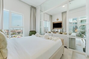 Departamento exclusivo, balcón, vista a la ciudad | Caja de seguridad en la habitación, cortinas blackout y insonorización 