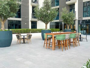 Outdoor dining - PVH - 2BR Golfville Dubai Hills (Dubai)