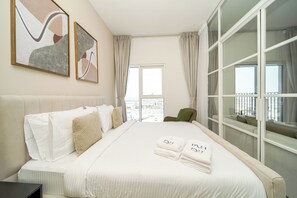 Exclusive Apartment, Balcony, City View | In-room safe, blackout curtains, soundproofing, cots/infant beds - PVH - 2BR Golfville Dubai Hills (Dubai)