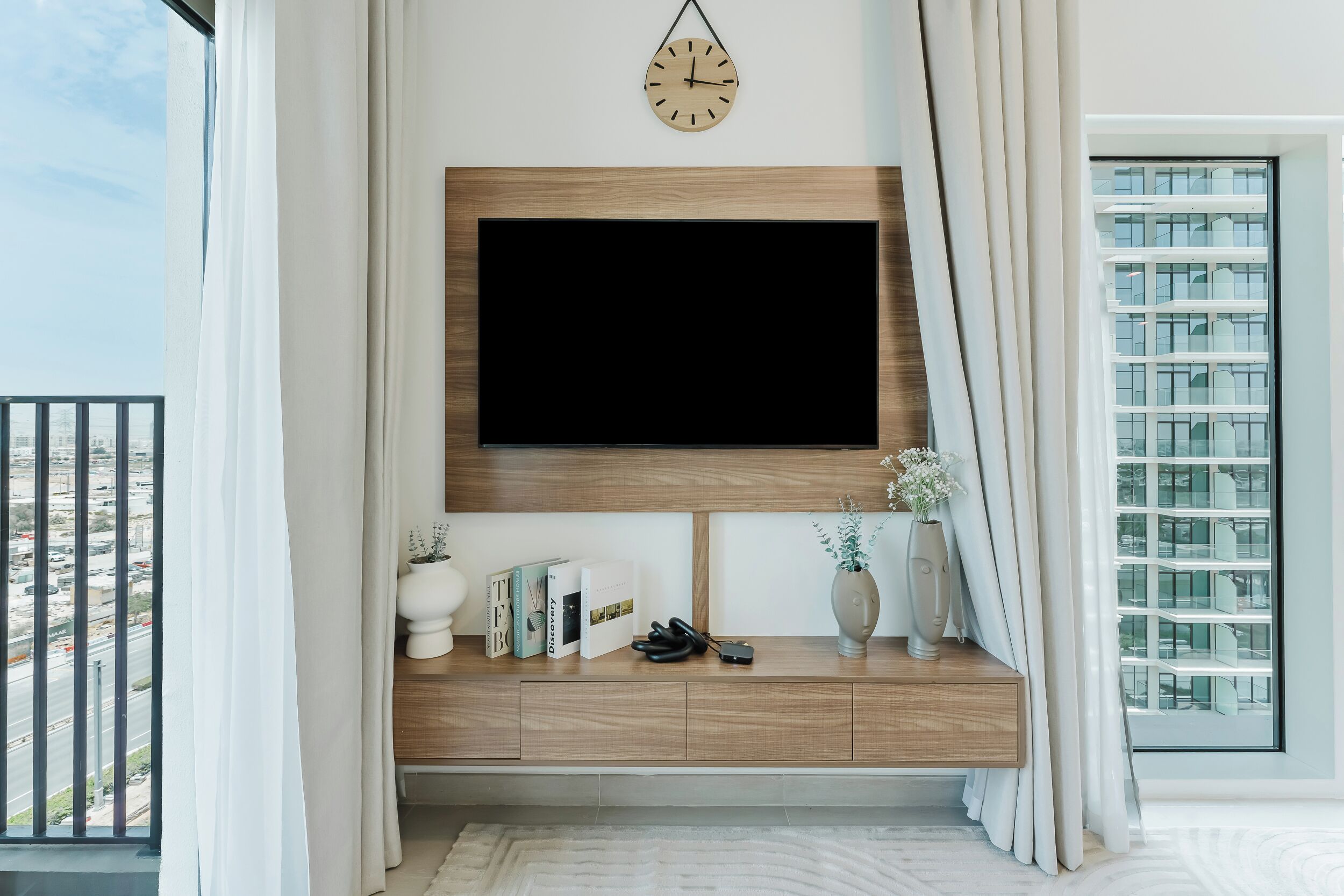 Exclusive Apartment, Balcony, City View | Living room | Smart TV