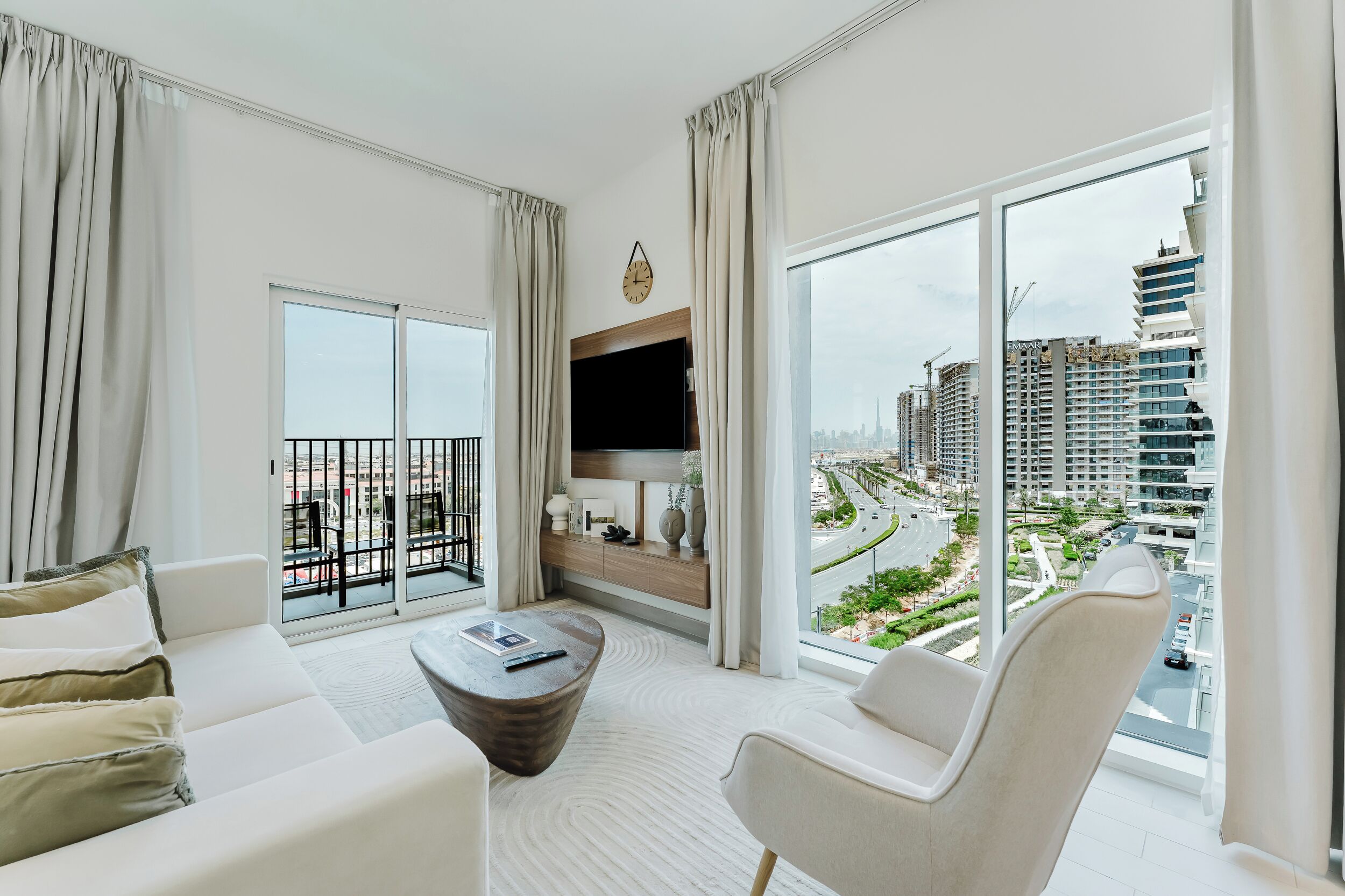 Exclusive Apartment, Balcony, City View | Living room | Smart TV