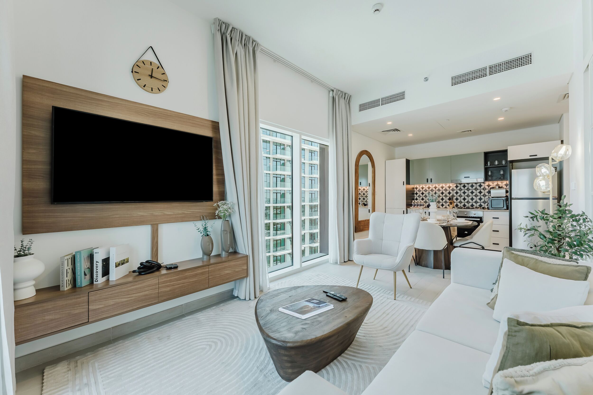 Exclusive Apartment, Balcony, City View | Living room | Smart TV