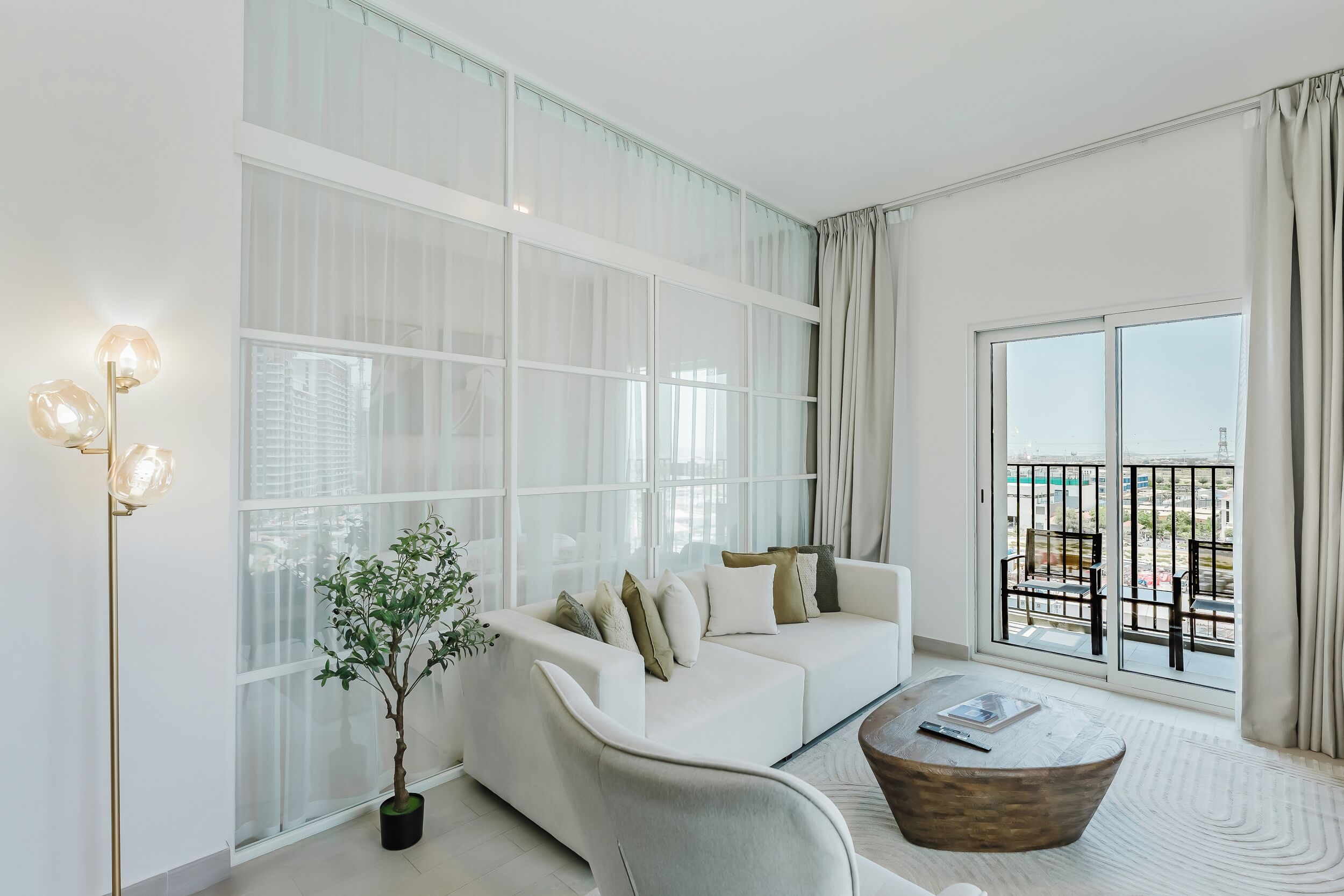 Apartamento exclusivo, sacada, vista para a cidade | Sala de estar | Smart TV