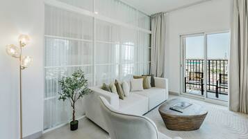 Apartamento exclusivo, sacada, vista para a cidade | Sala de estar | Smart TV