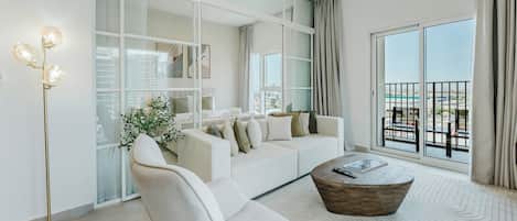 Exclusive-Apartment, Balkon, Stadtblick | Wohnzimmer | Smart-TV