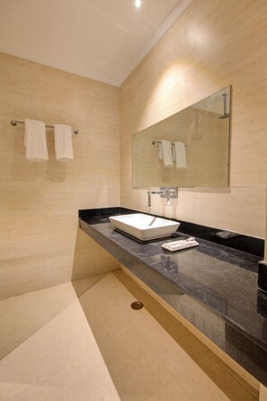 Rainfall showerhead, free toiletries, hair dryer, slippers - The Elevate Hotel (New Delhi)