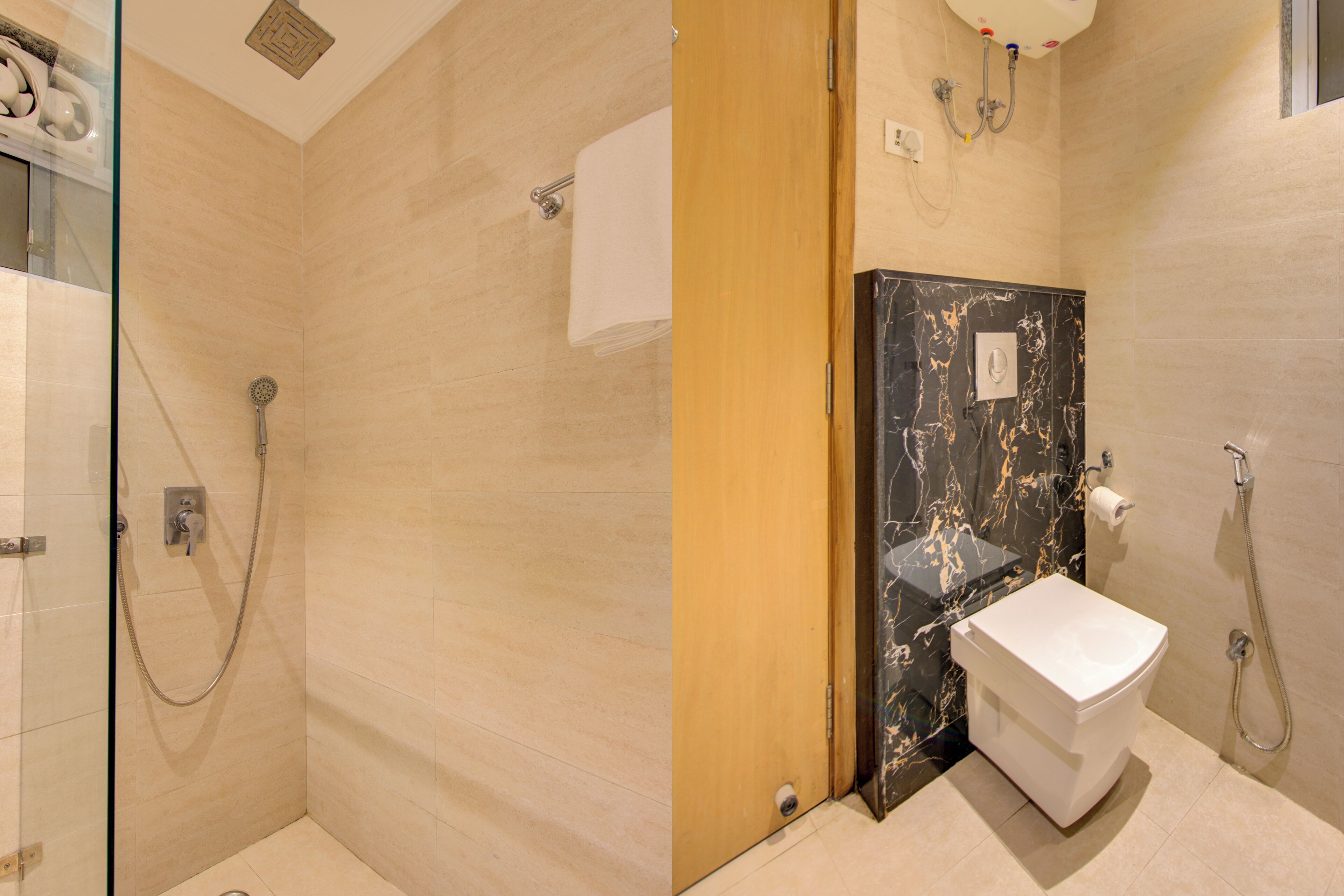 Un baño con cabina de ducha de vidrio, lavamanos de mármol y un inodoro.