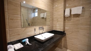 Douche à « effet pluie », articles de toilette gratuits, sèche-cheveux
