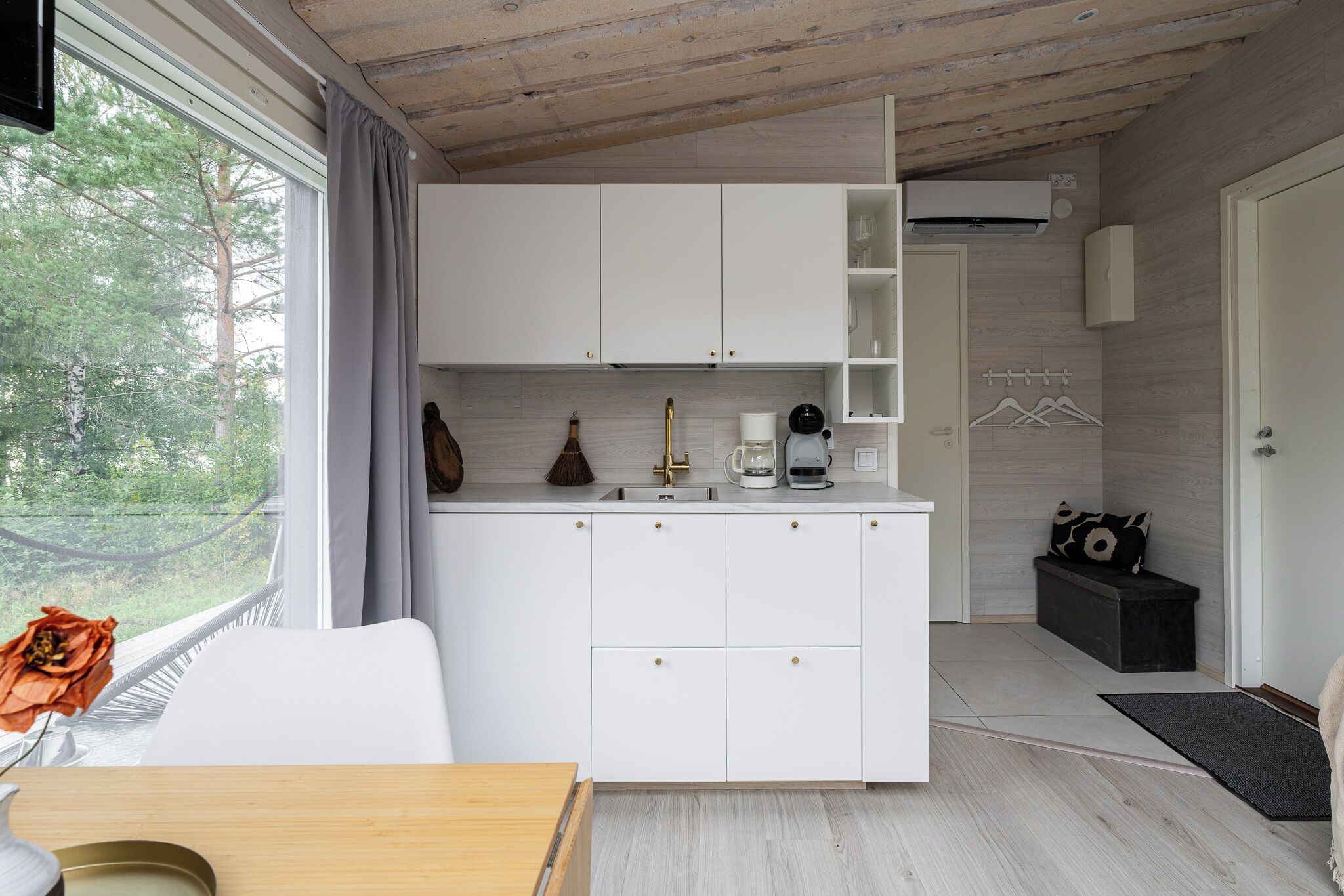 Standard-studio, 1 keskisuuri parisänky, järvinäköala, järven rannalla | Ruokasali