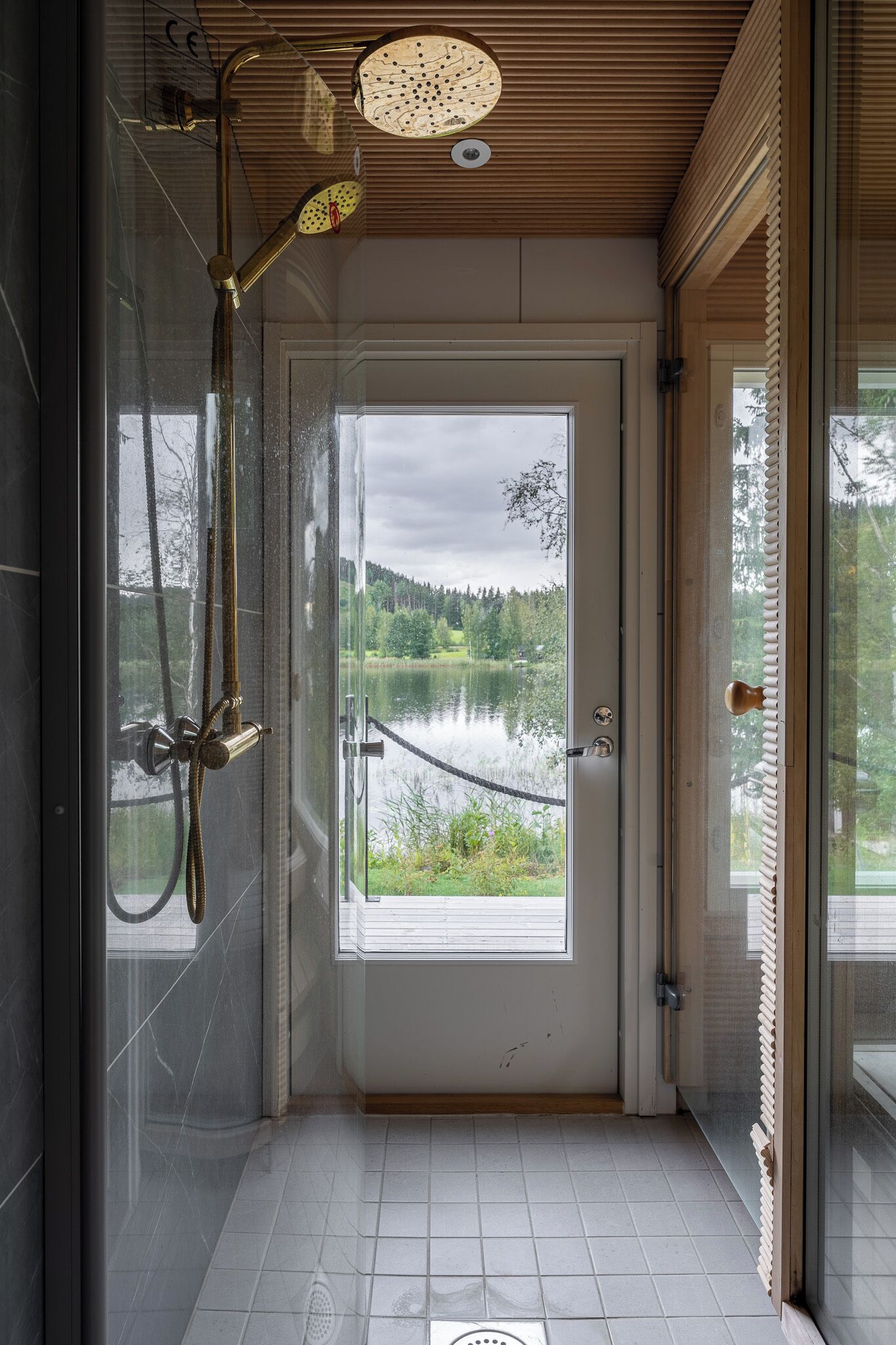 Standaard studio, 1 queensize bed, uitzicht op meer, aan het meer | Badkamer | Een douche, een haardroger, handdoeken, toiletpapier