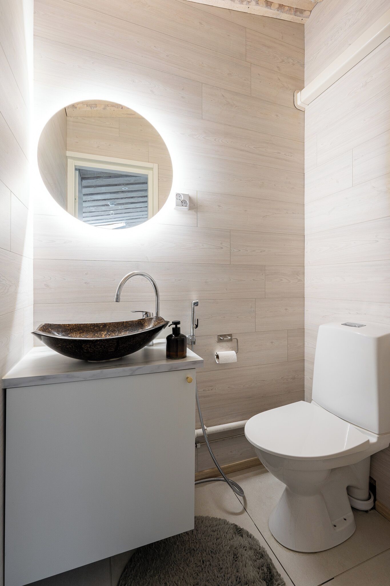 Standard Studio, 1 Queen Bed, Lake View, Lakeside | Bathroom | Shower, hair dryer, towels, toilet paper