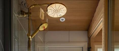 Standard-studio, 1 keskisuuri parisänky, järvinäköala, järven rannalla | Kylpyhuone | Suihku, hiustenkuivaaja, pyyhkeet, vessapaperi