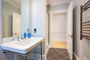 シャワー、ヘアドライヤー、タオル