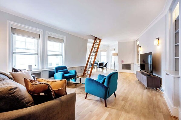 テレビ、書斎 / ワークスペース