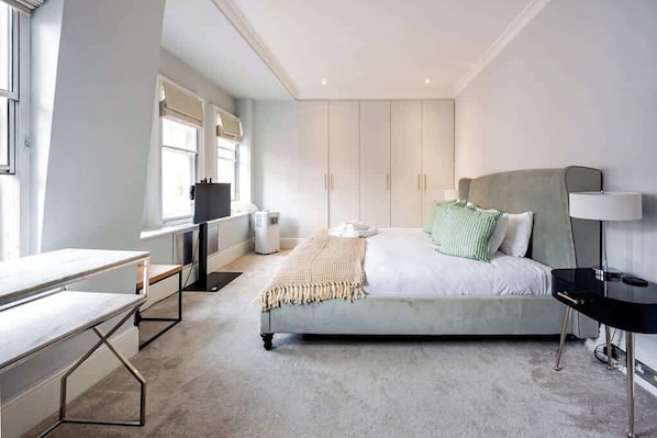 2 habitaciones, escritorio y tabla de planchar con plancha